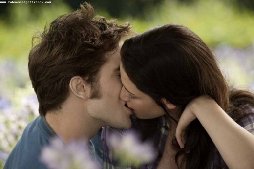 robert pattinson and kristen stewart kissing in eclipse. Neue Twilight Eclipse Bilder